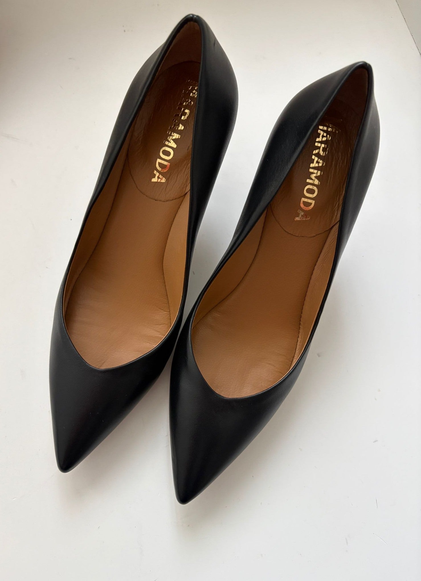 Décolleté nera in pelle con tacco 7 cm