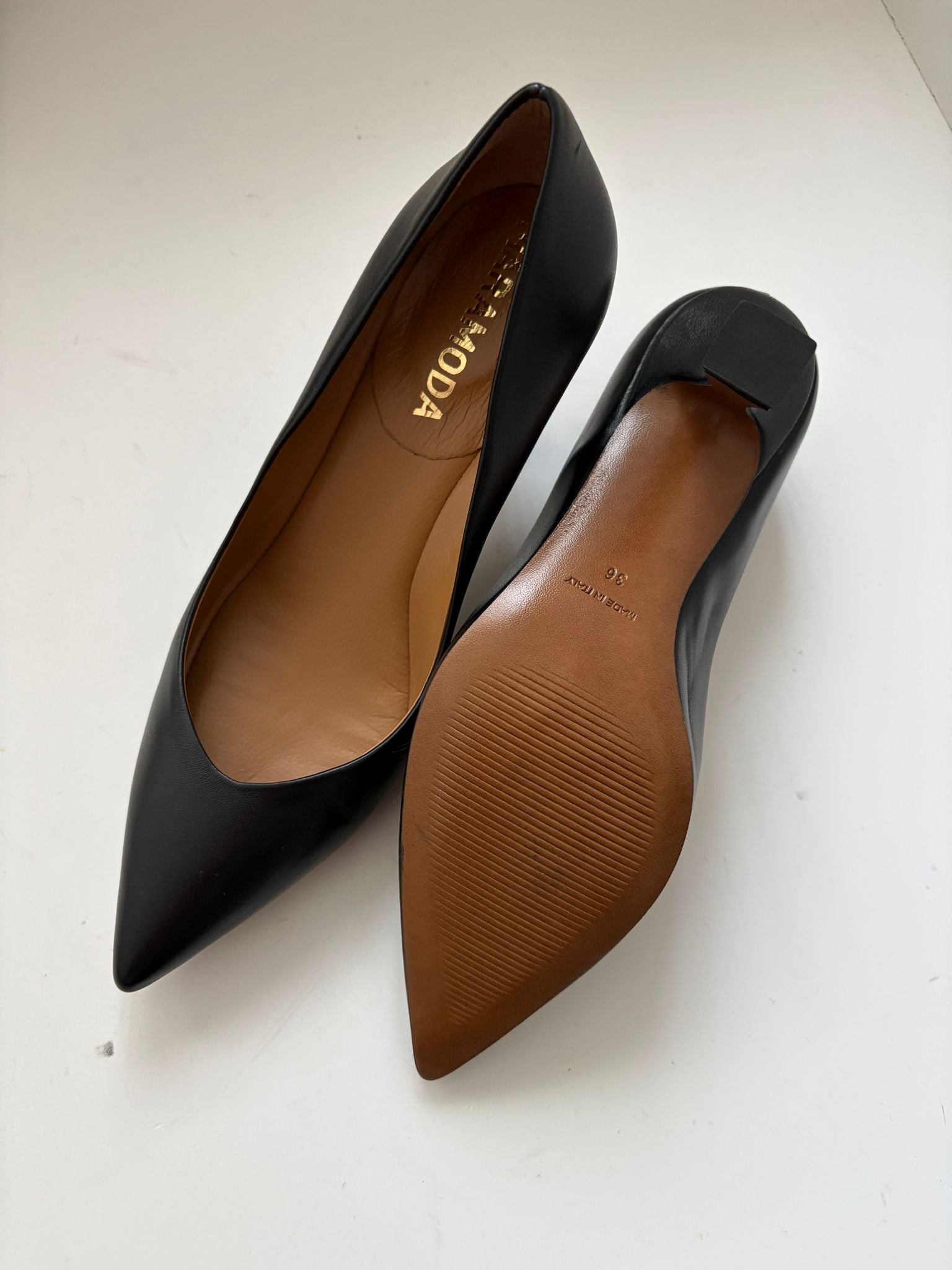Décolleté nera in pelle con tacco 7 cm