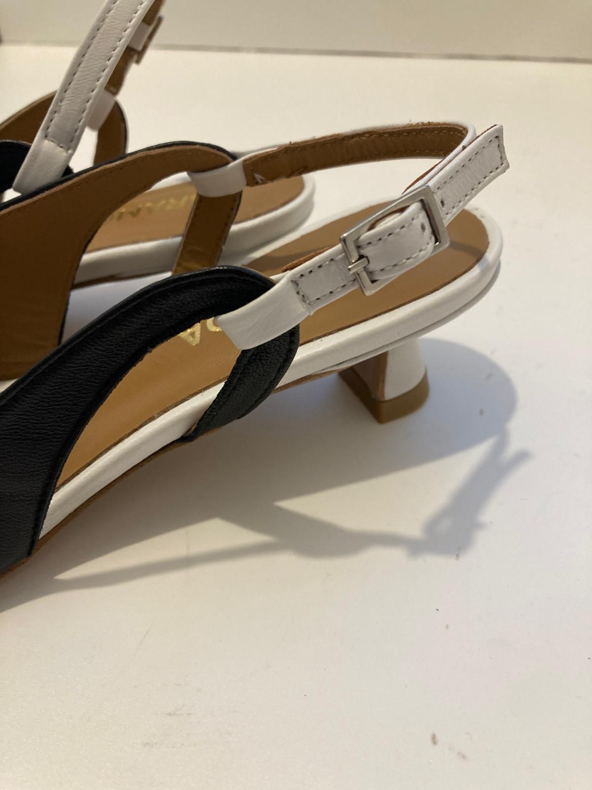 Slingback nera in nappa con cinturino off white
