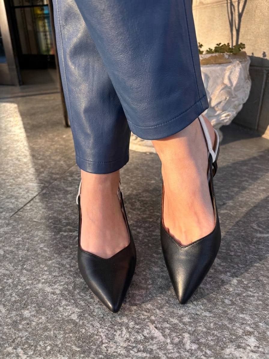 Slingback nera in nappa con cinturino off white