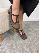 Décolleté Mary Jane taupe con tacco decorato