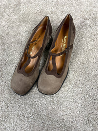 Décolleté Mary Jane taupe con tacco decorato