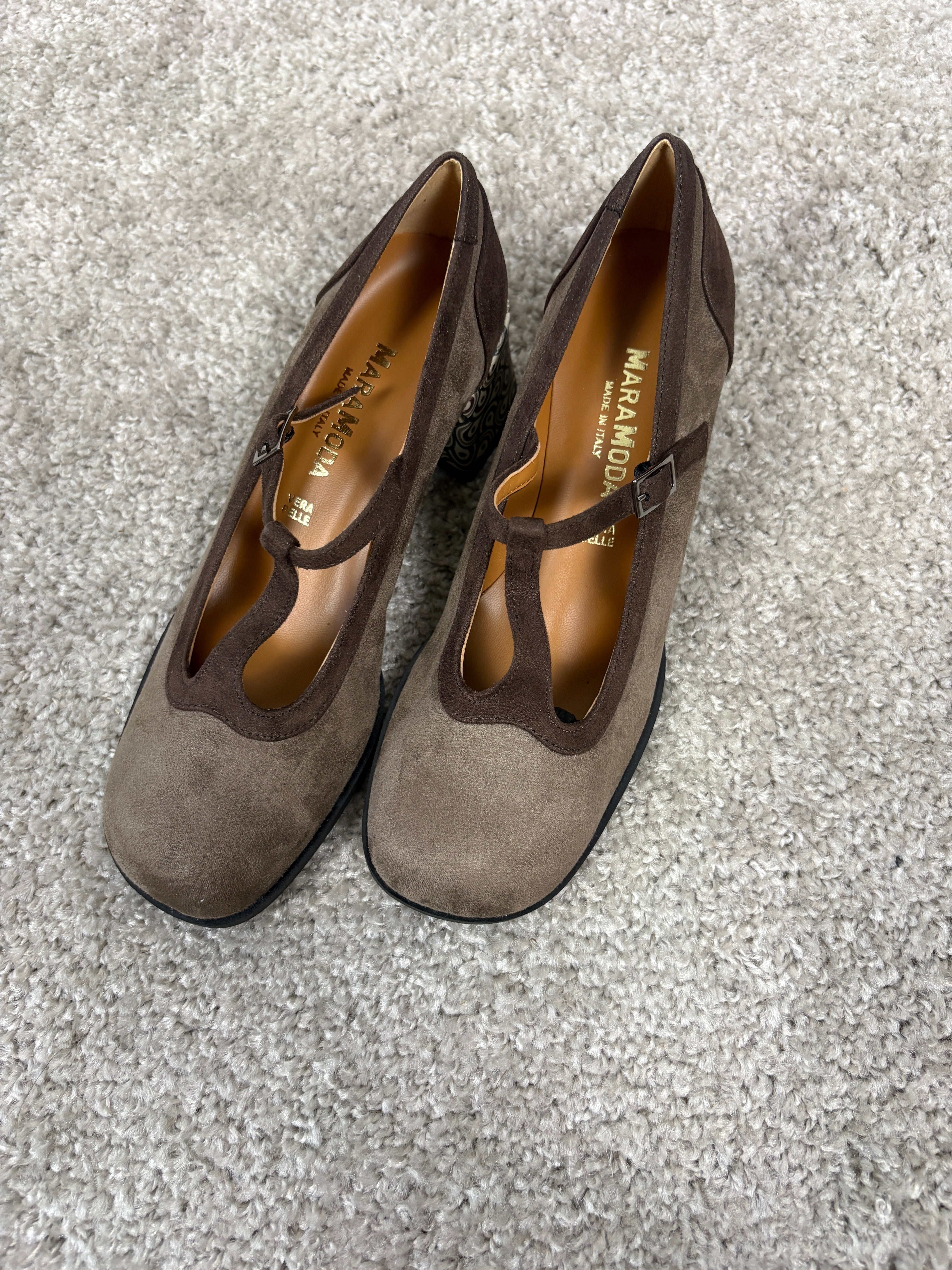 Décolleté Mary Jane taupe con tacco decorato