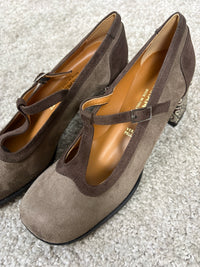 Décolleté Mary Jane taupe con tacco decorato