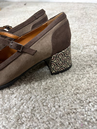 Décolleté Mary Jane taupe con tacco decorato
