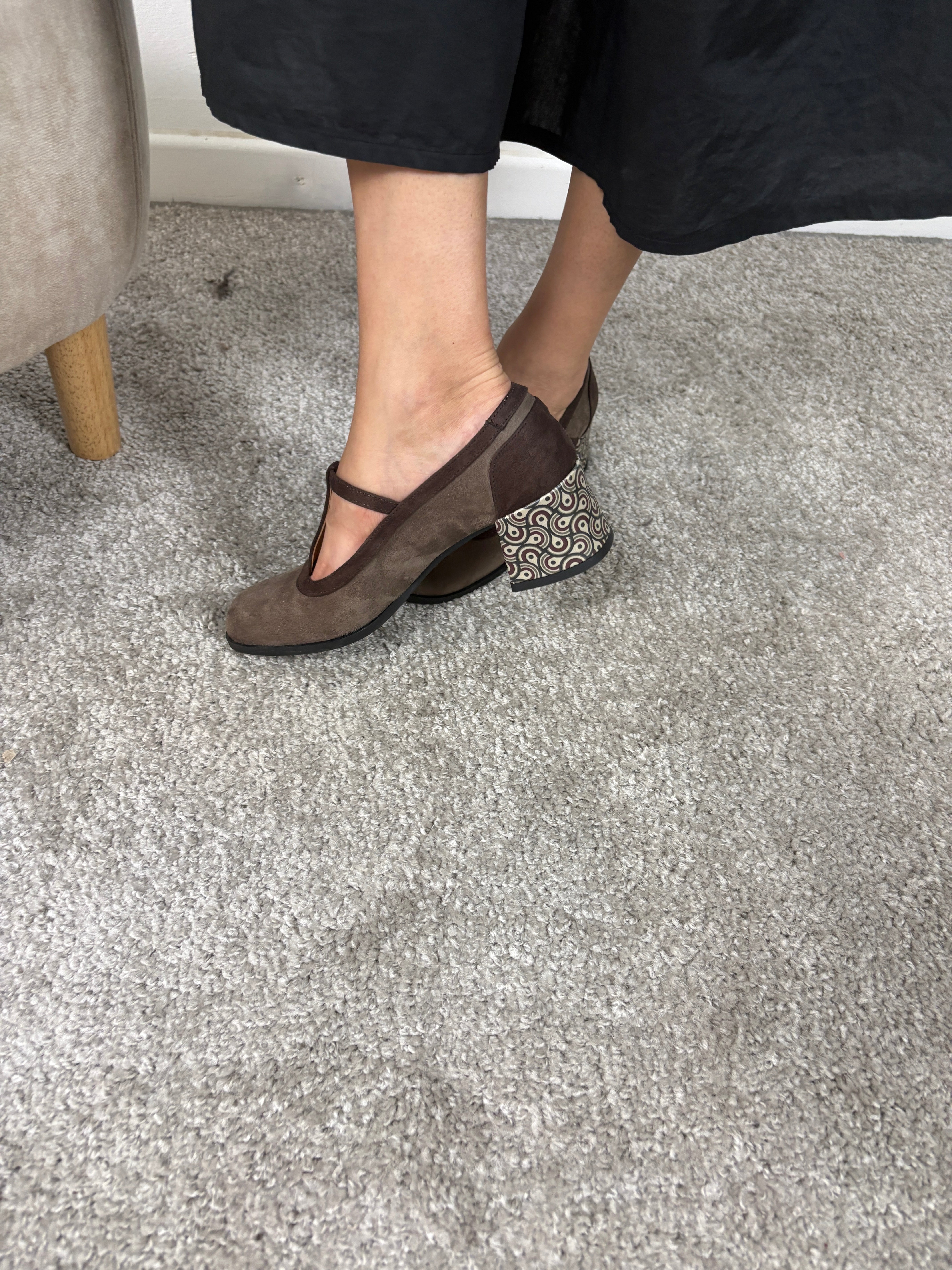 Décolleté Mary Jane taupe con tacco decorato