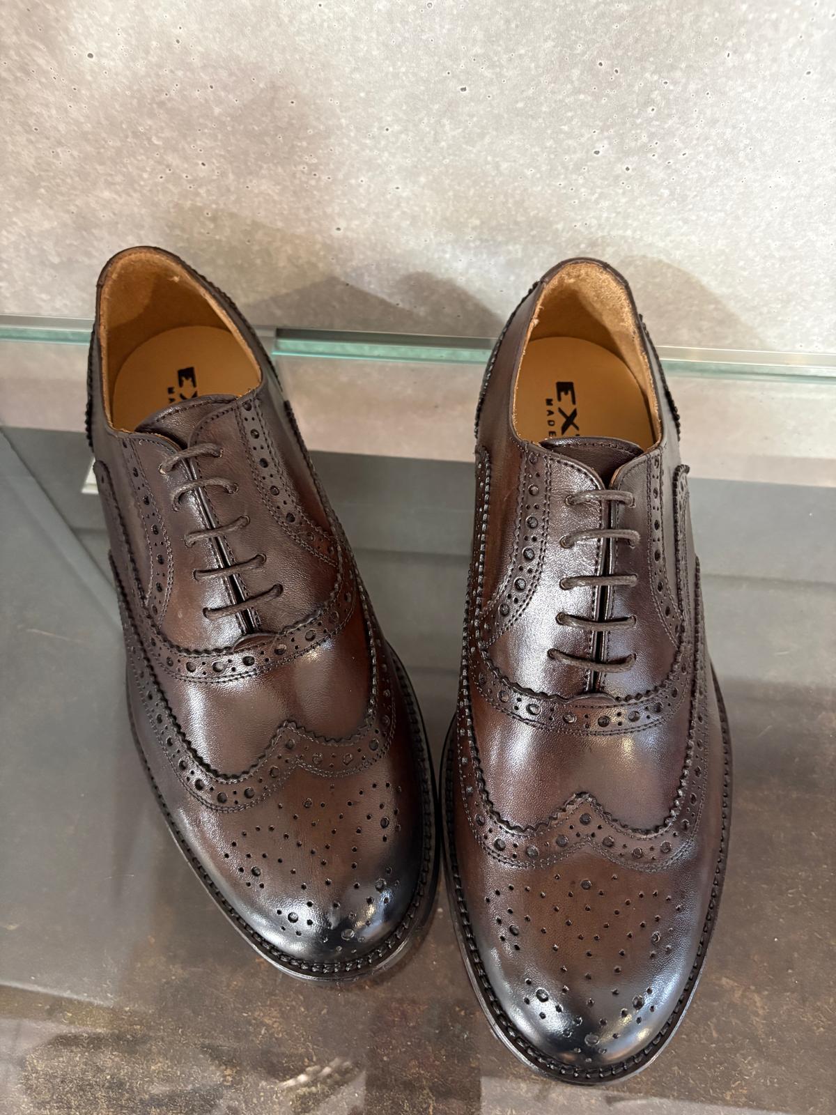 Derby uomo Exton in vitello spazzolato color castagna con lavorazione inglese