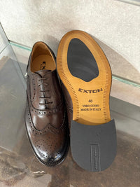 Derby uomo Exton in vitello spazzolato color castagna con lavorazione inglese