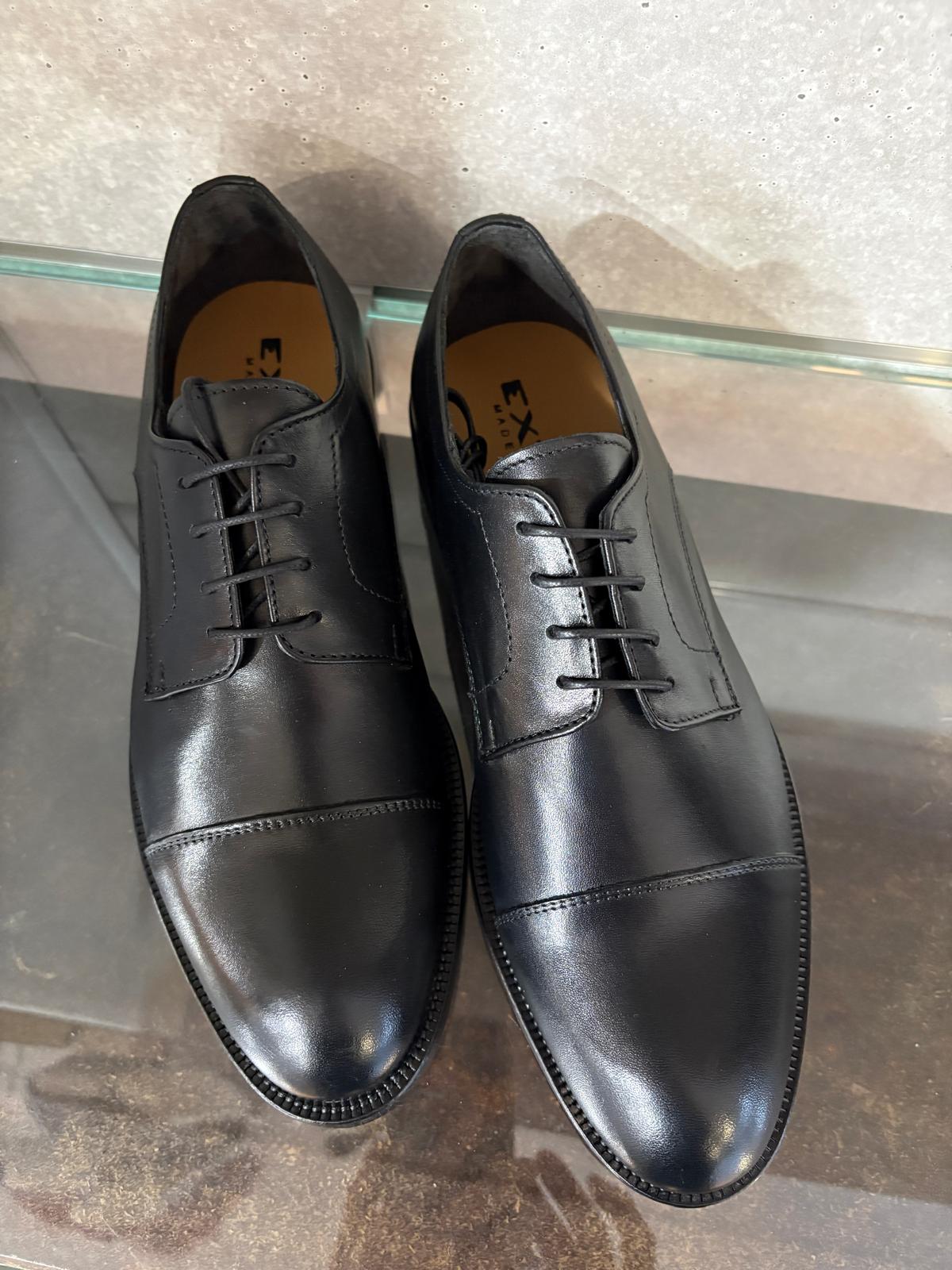 Derby uomo Exton in vitello nero con cucitura sulla punta