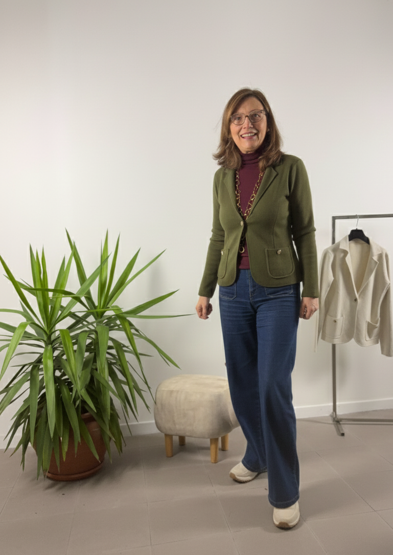 Giacchina con tasche e bottoni oro