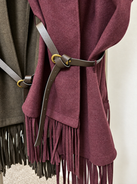 Gilet aperto con frange e cintura in vita