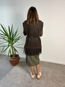 Gilet aperto con frange e cintura in vita