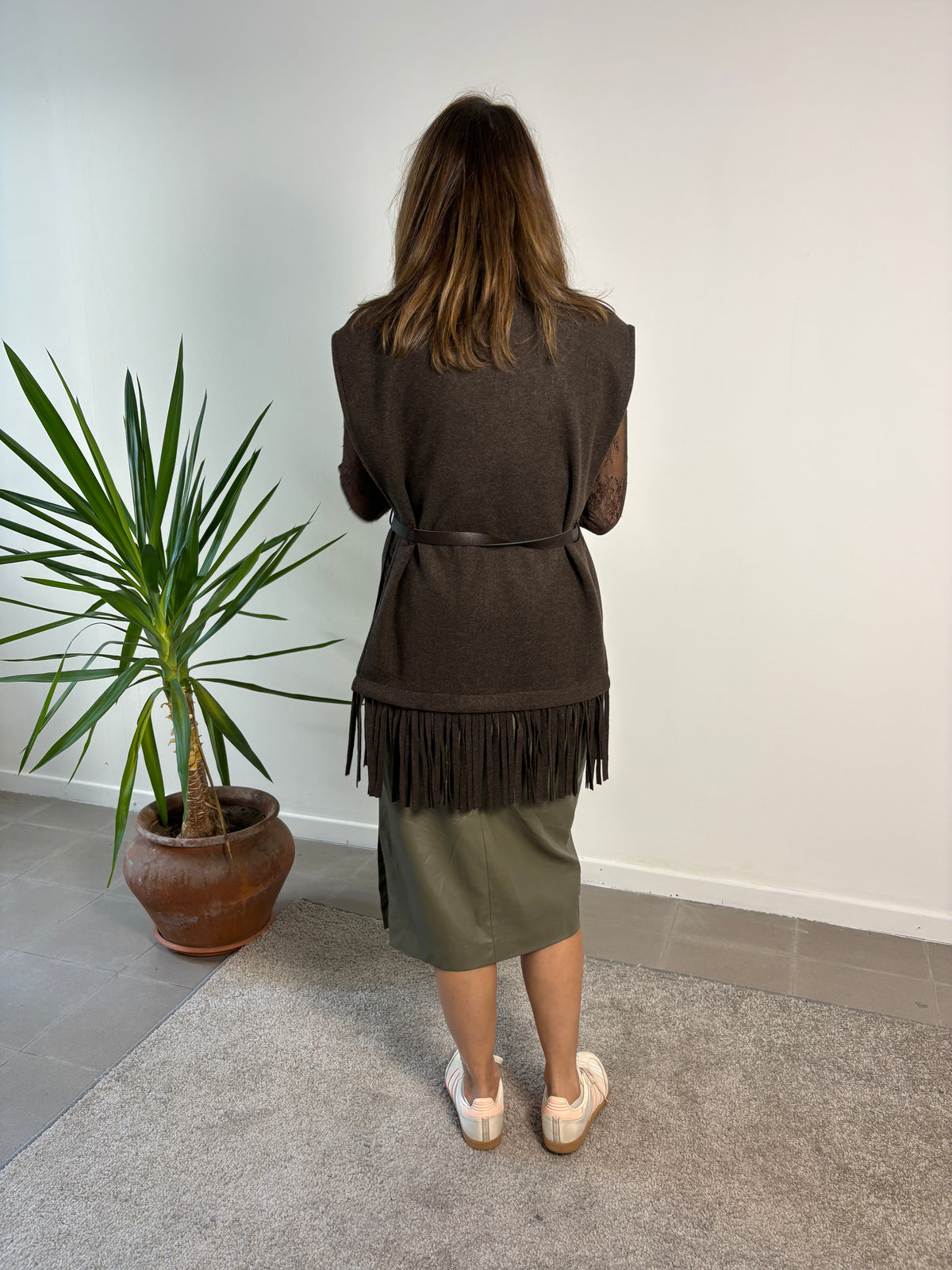 Gilet aperto con frange e cintura in vita