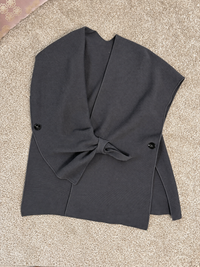 Gilet asimmetrico in filato morbido