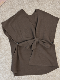 Gilet asimmetrico in filato morbido