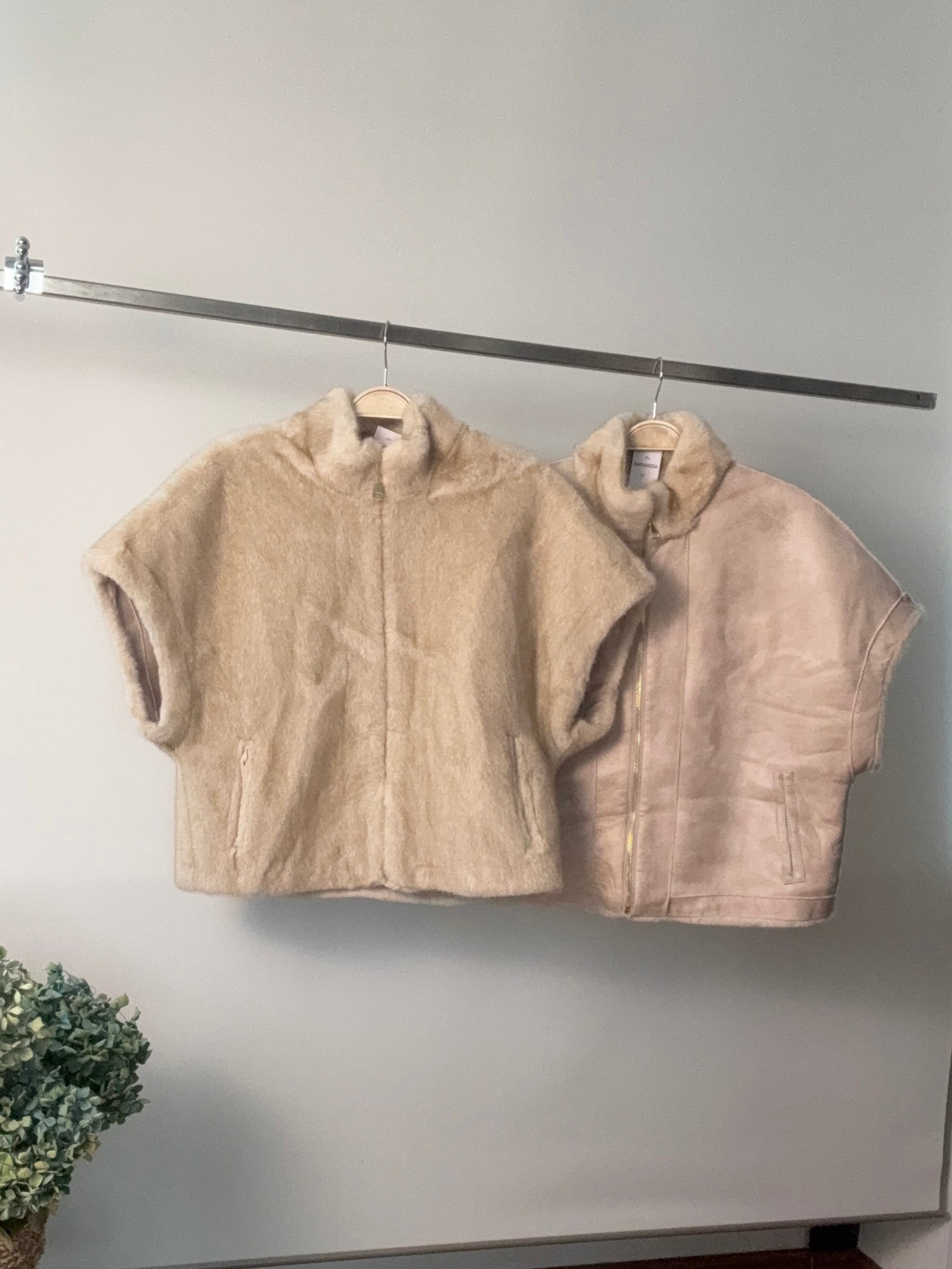 Gilet reversibile in ecopelliccia ed ecomontone
