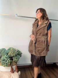 Gilet reversibile in ecopelliccia ed ecomontone con cintura