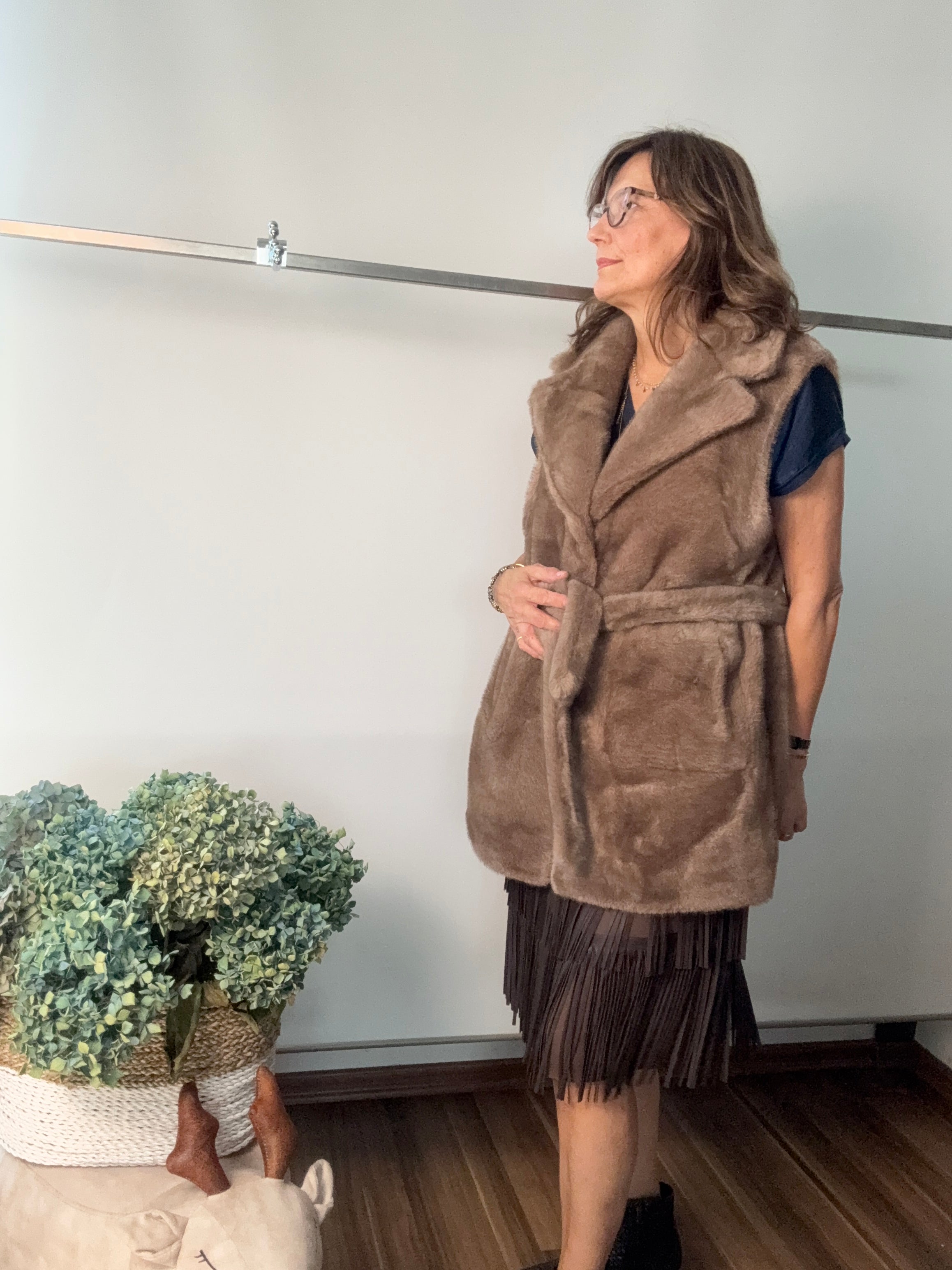Gilet reversibile in ecopelliccia ed ecomontone con cintura