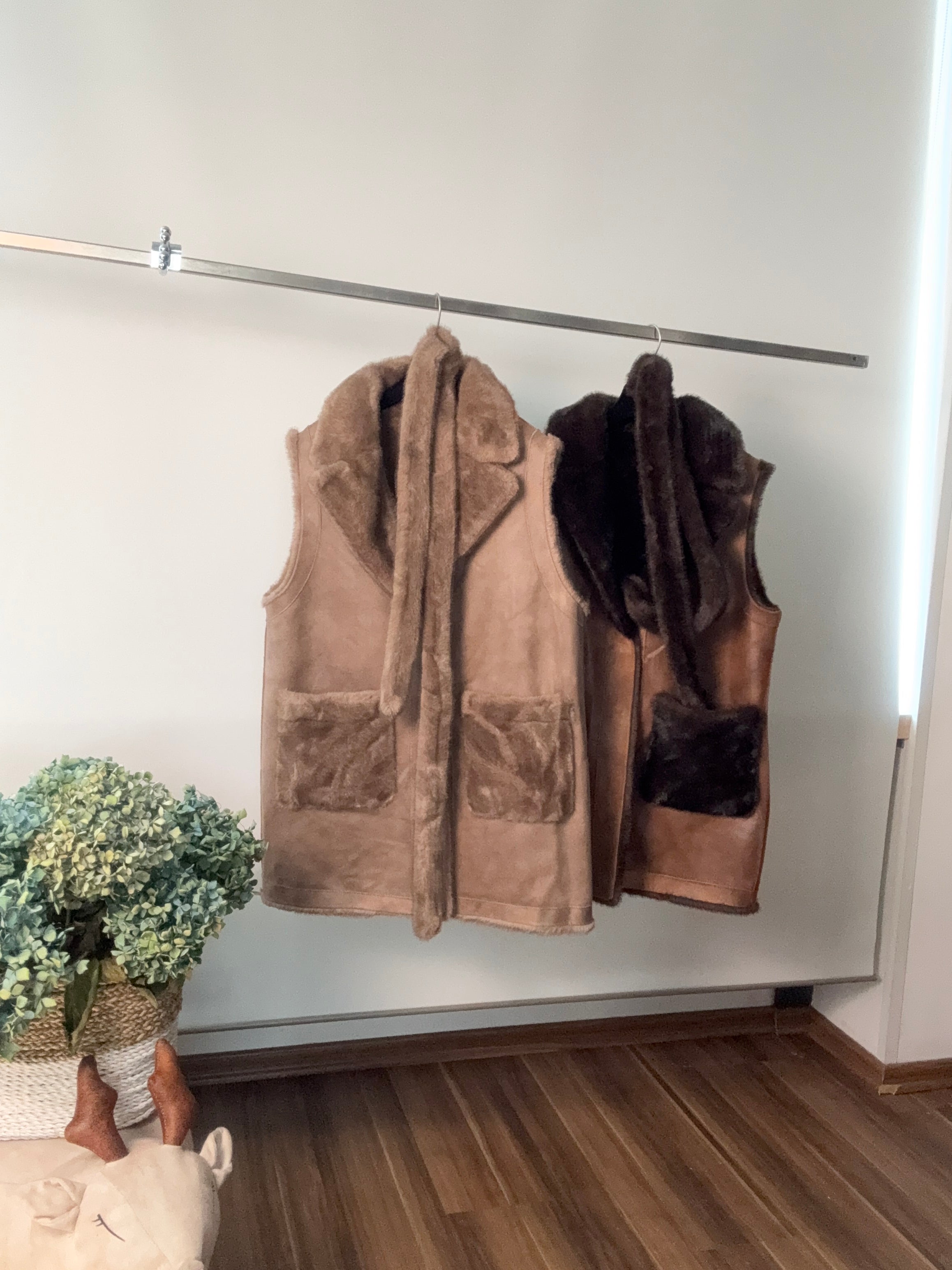 Gilet reversibile in ecopelliccia ed ecomontone con cintura
