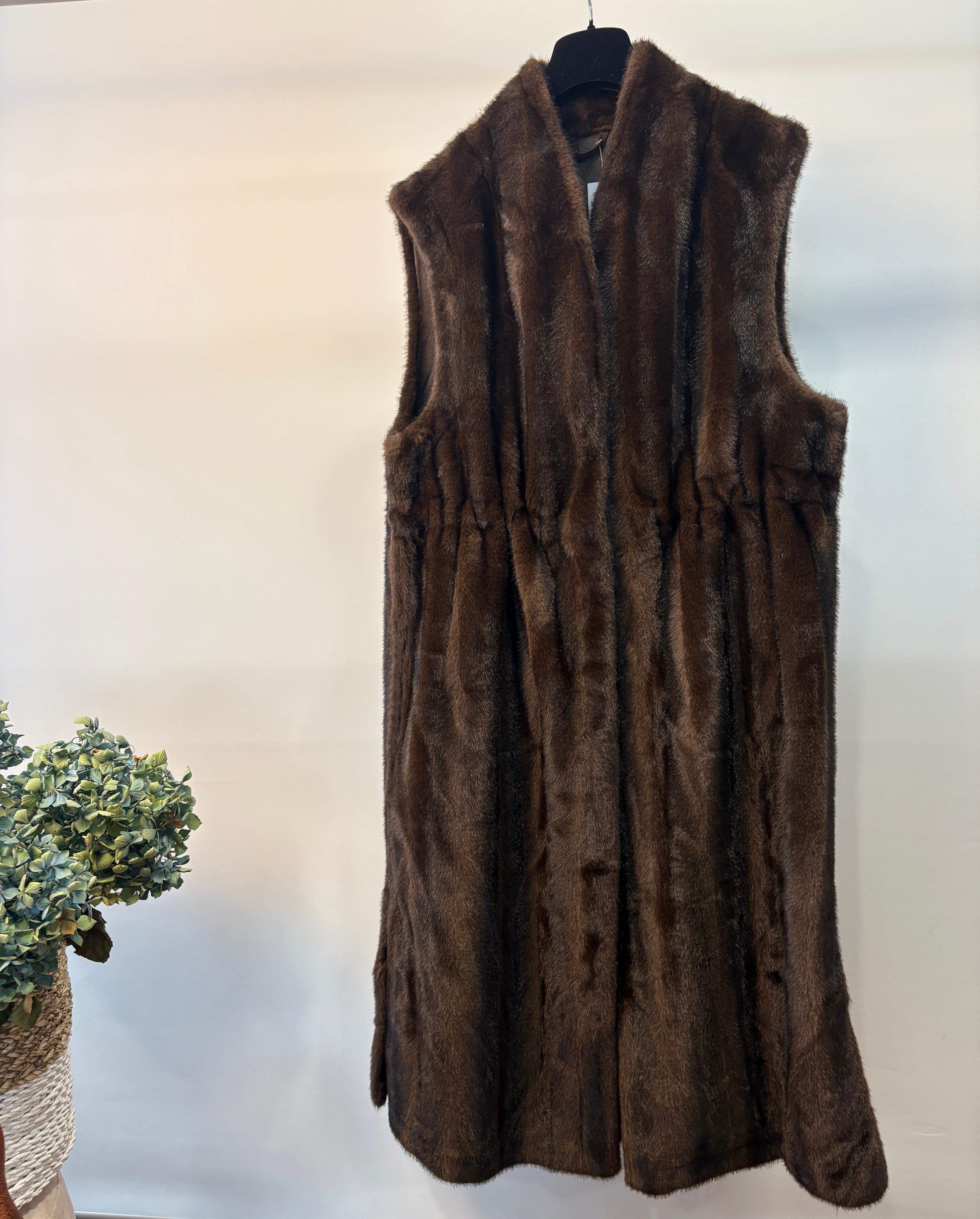 Gilet lungo in ecopelliccia