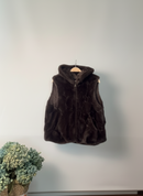 Gilet in ecopelliccia con cappuccio