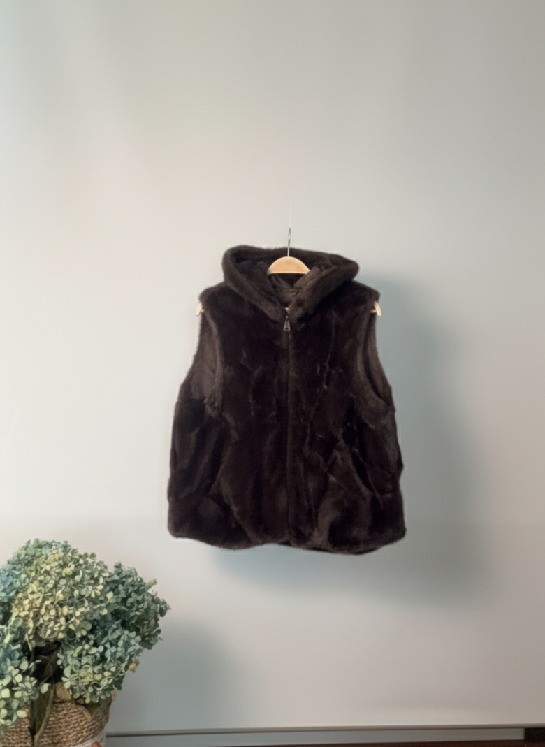 Gilet in ecopelliccia con cappuccio