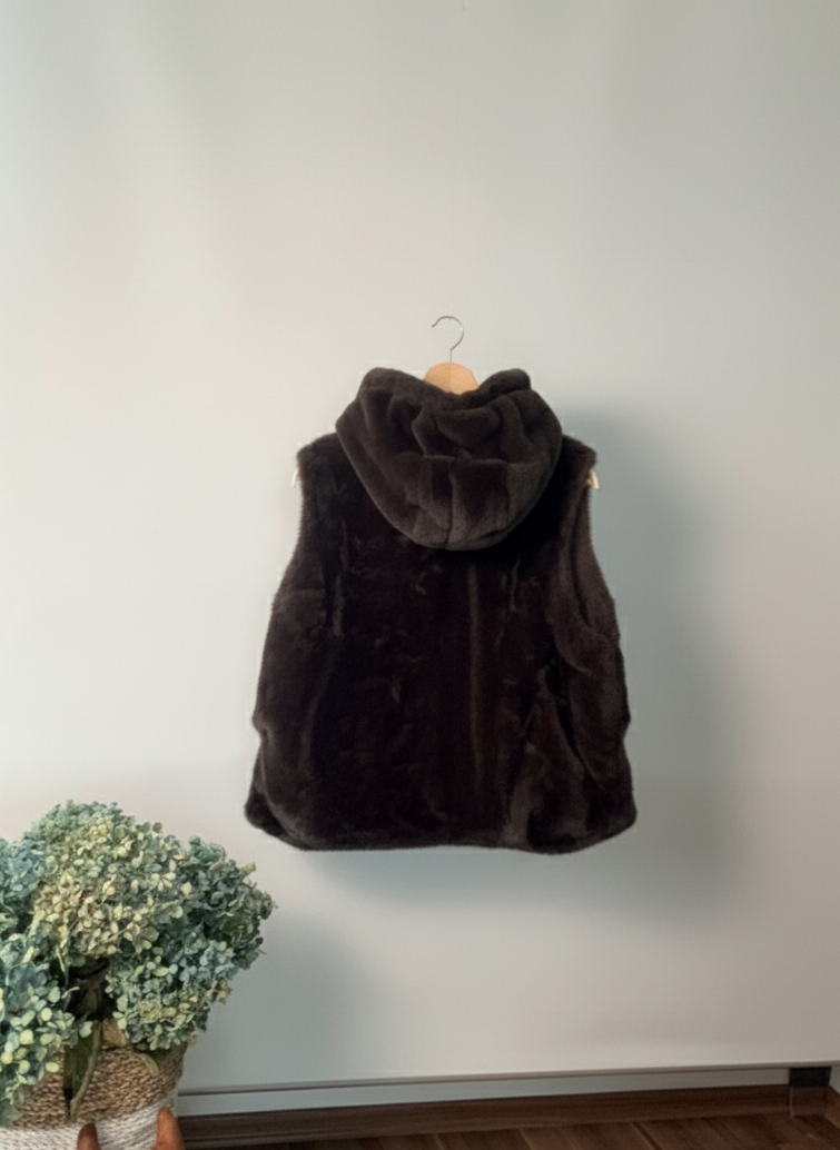 Gilet in ecopelliccia con cappuccio
