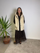 Gilet reversibile in ecomontone ed ecopelliccia con cappuccio
