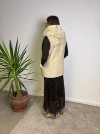 Gilet reversibile in ecomontone ed ecopelliccia con cappuccio