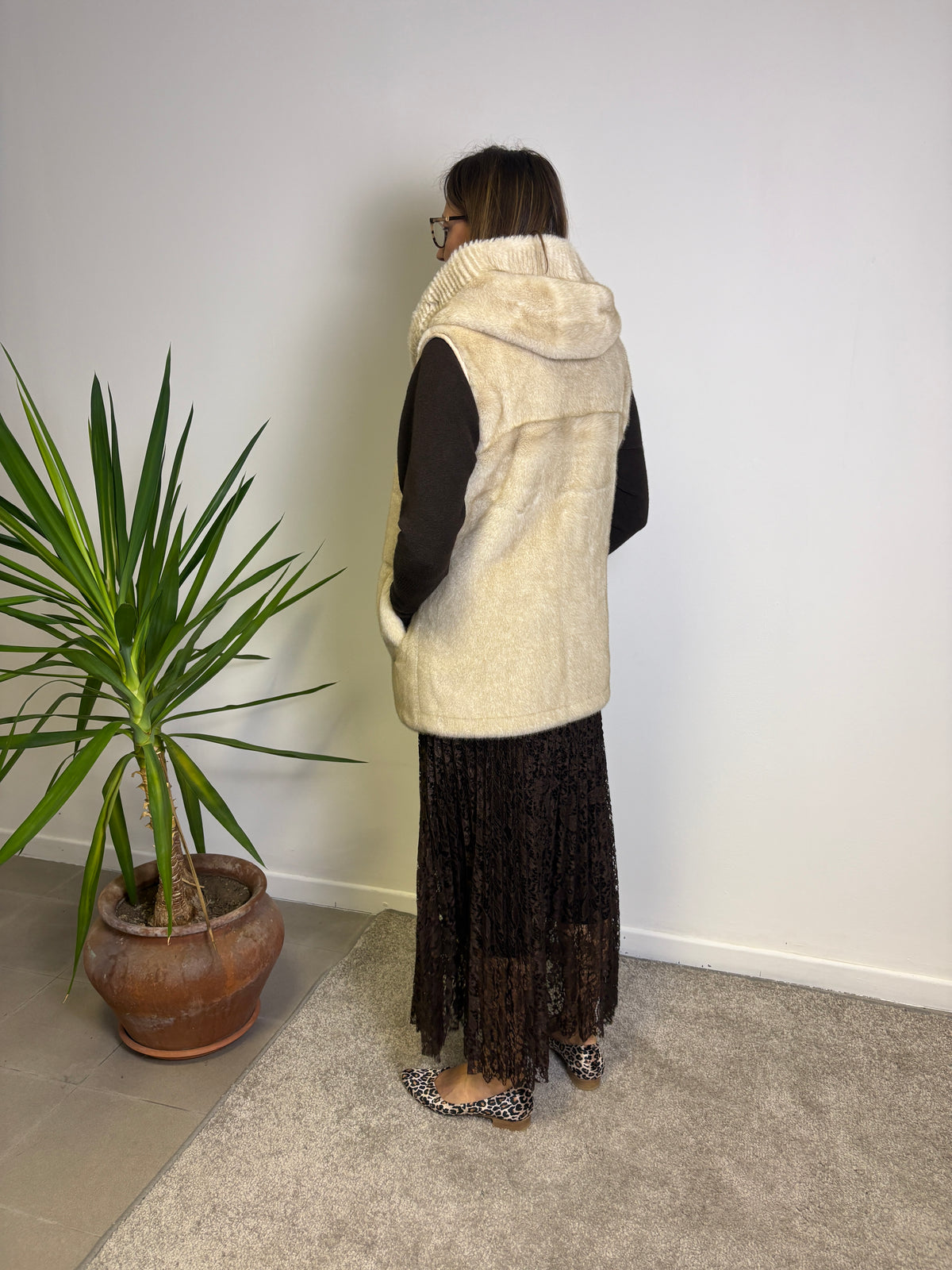 Gilet reversibile in ecomontone ed ecopelliccia con cappuccio