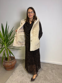Gilet reversibile in ecomontone ed ecopelliccia con cappuccio