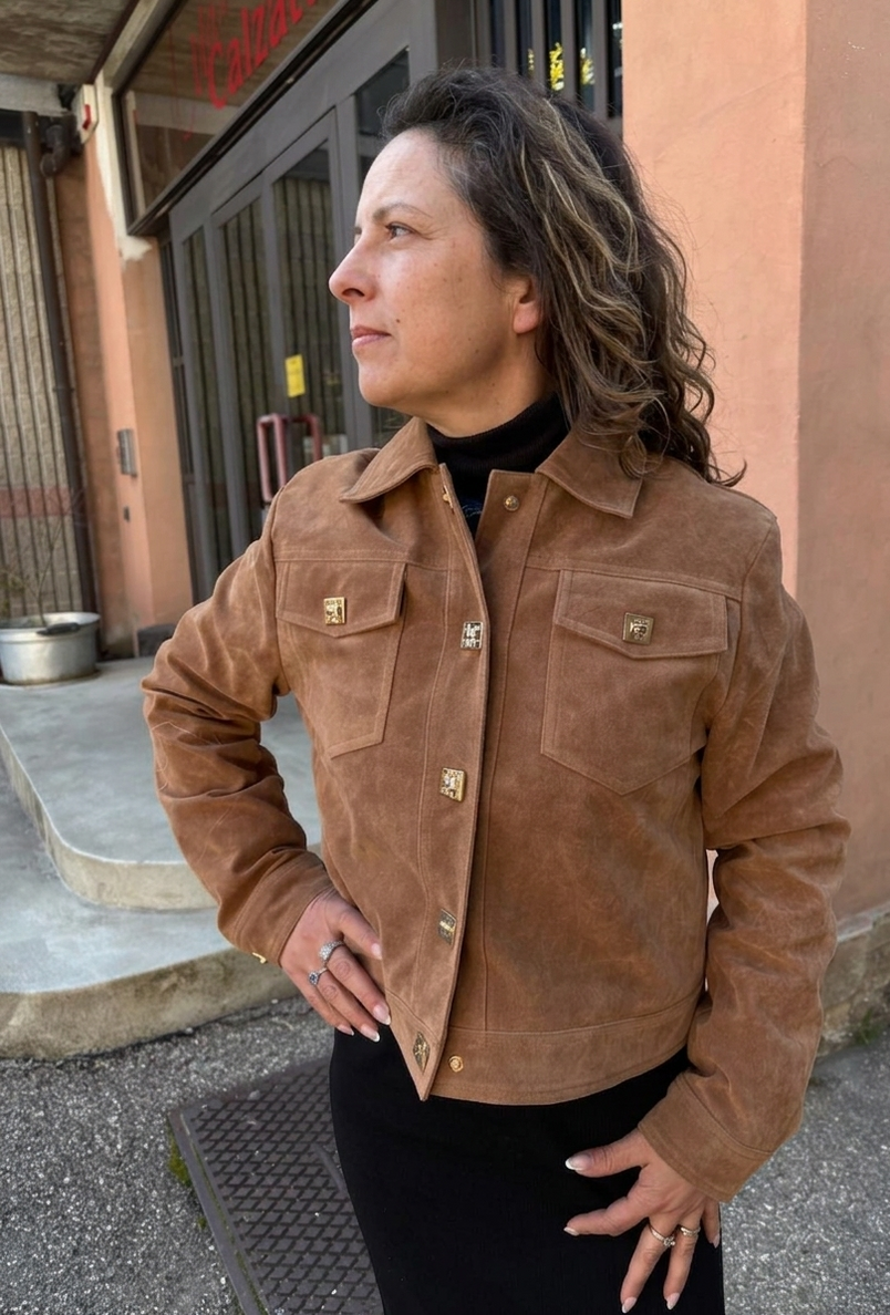 Giubbino in ecodainetto con bottoni gioiello oro