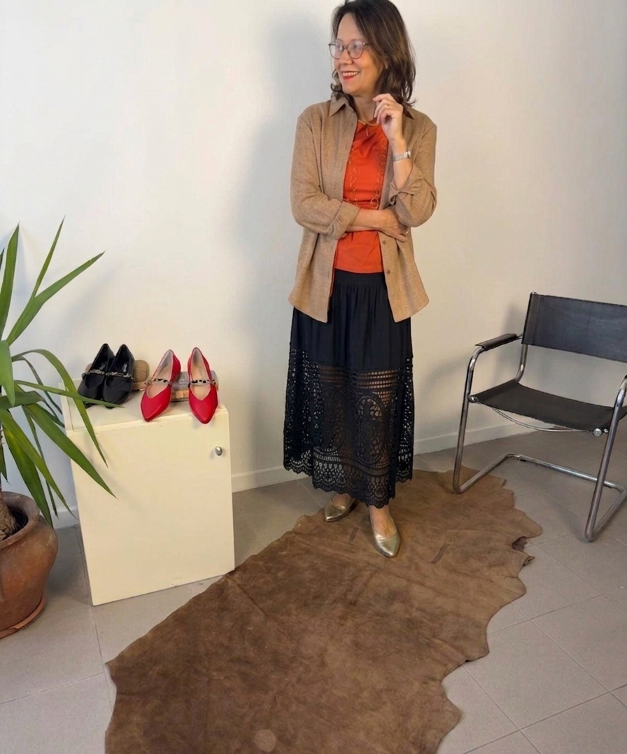 Long skirt with macramé hem