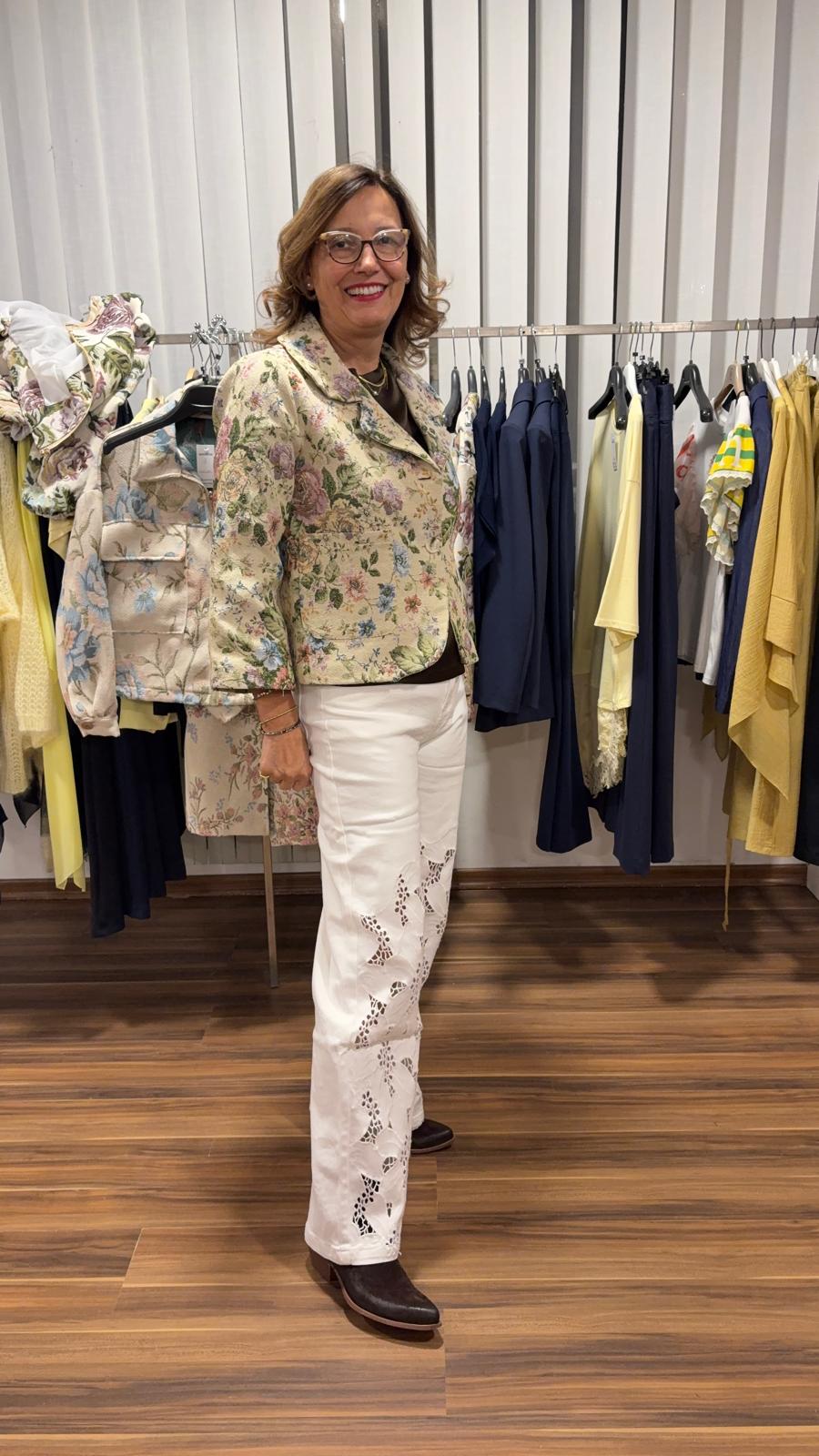 Jeans bianco con ricami traforati gamba dritta
