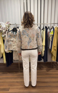 Jeans bianco con ricami traforati gamba dritta