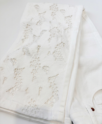 Jeans bianco con ricami traforati gamba dritta