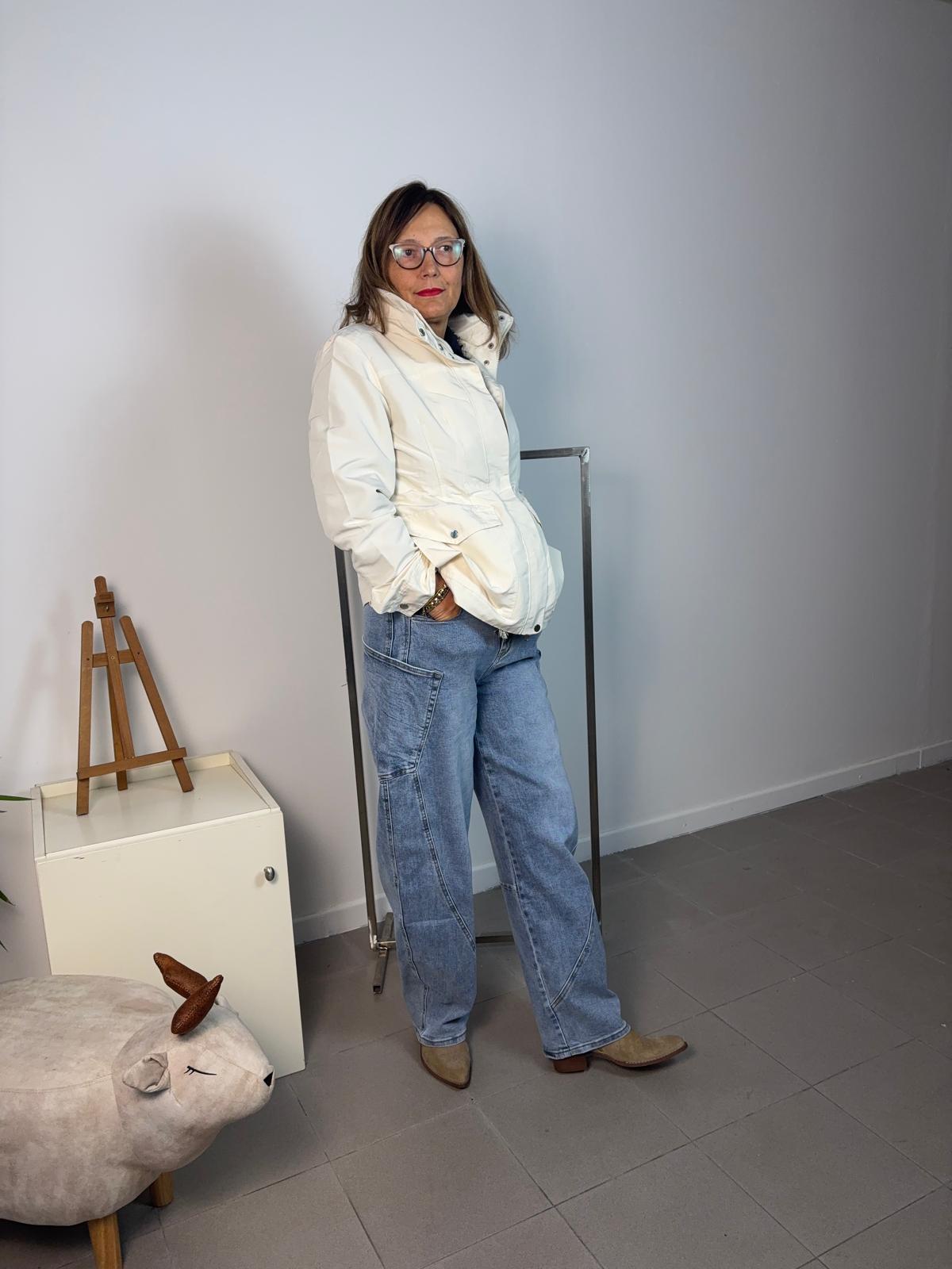 Light balloon jeans with side pockets