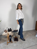 Jeans elasticizzato a zampa in denim scuro con cinturina in vita