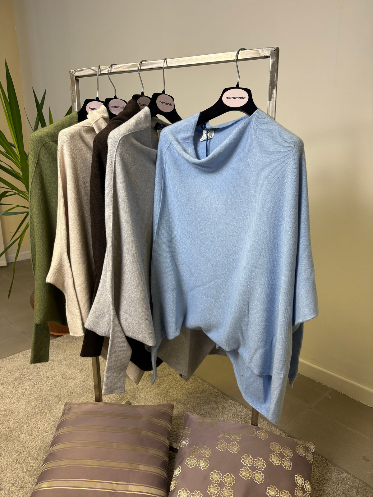 Maglia lunga Blue Joint con taglio sbieco e manica a pipistrello