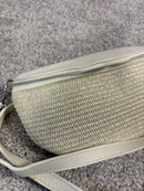 Marsupio intrecciato effetto rafia con pelle e tracolla