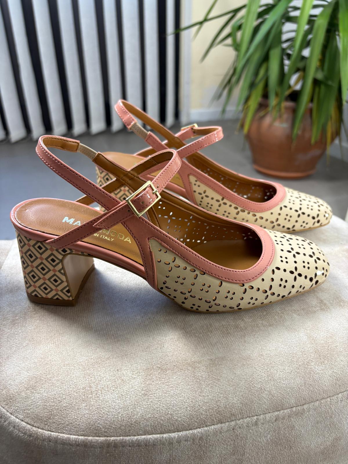 Mary Jane in vernice beige con profili rosa