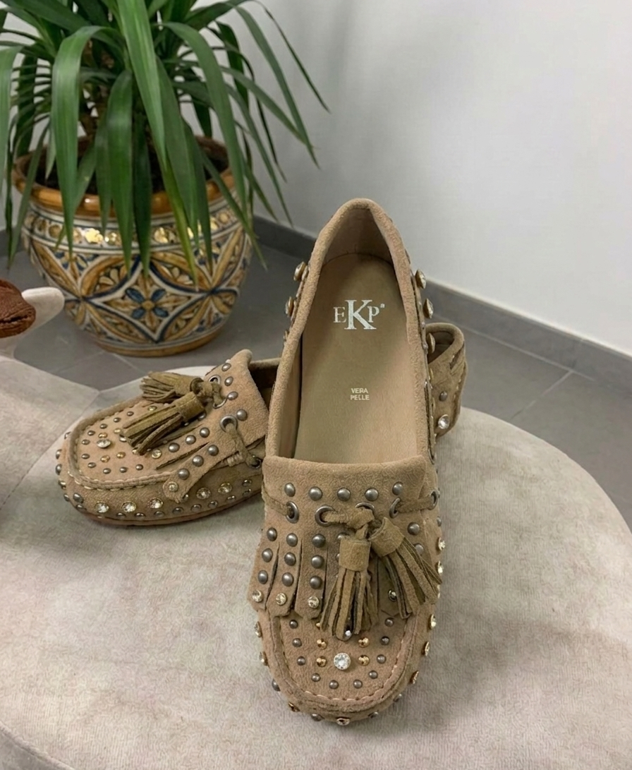 Mocassini indianini in camoscio con borchie e strass