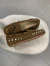 Mocassini indianini in camoscio con borchie e strass