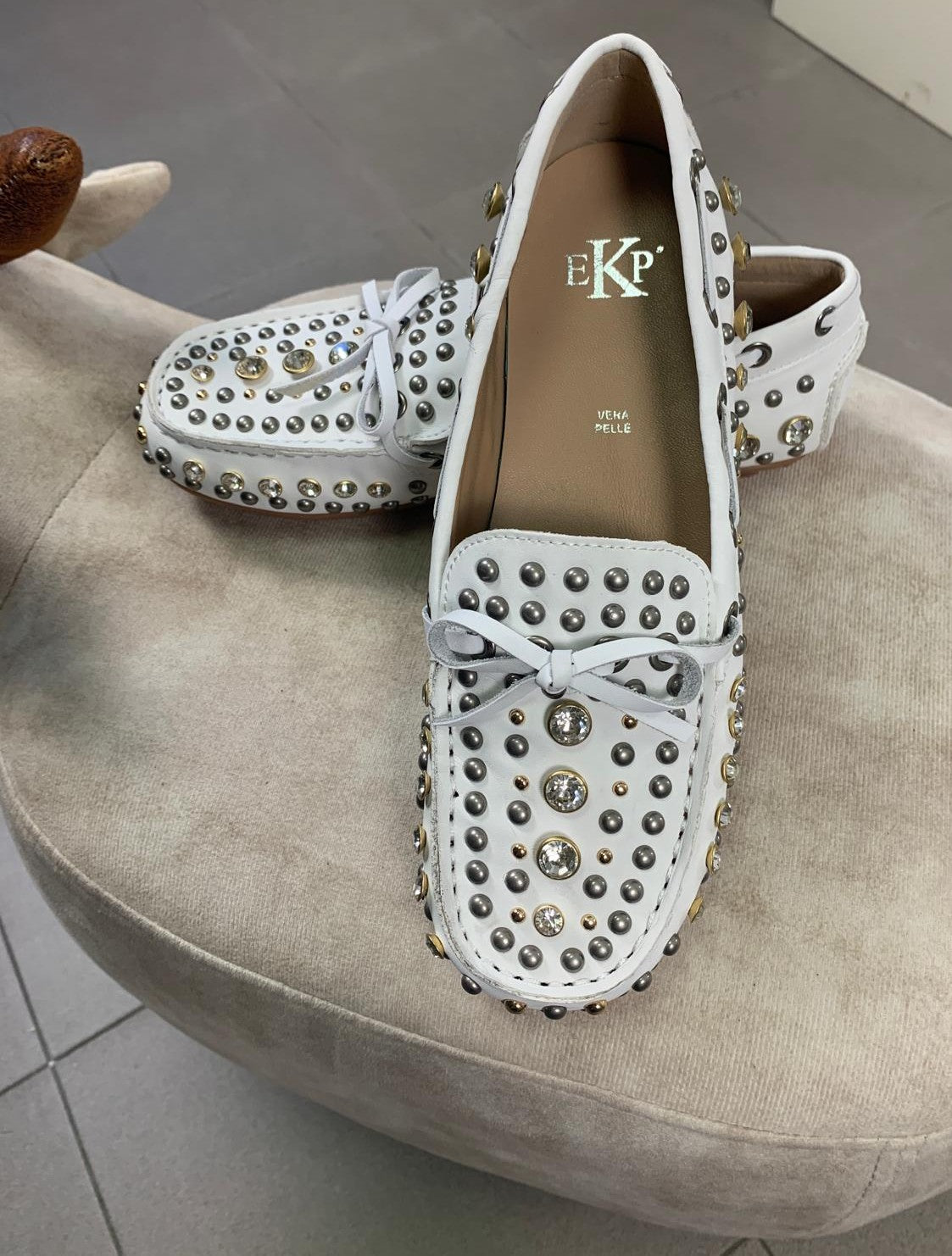 Mocassini indianini in pelle bianca con borchie e strass