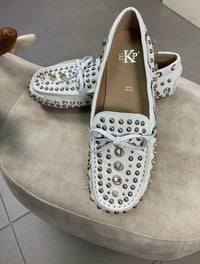 Mocassini indianini in pelle bianca con borchie e strass