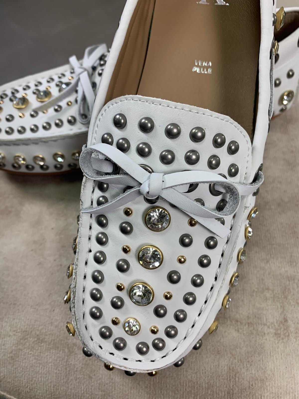 Mocassini indianini in pelle bianca con borchie e strass