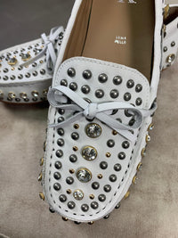 Mocassini indianini in pelle bianca con borchie e strass