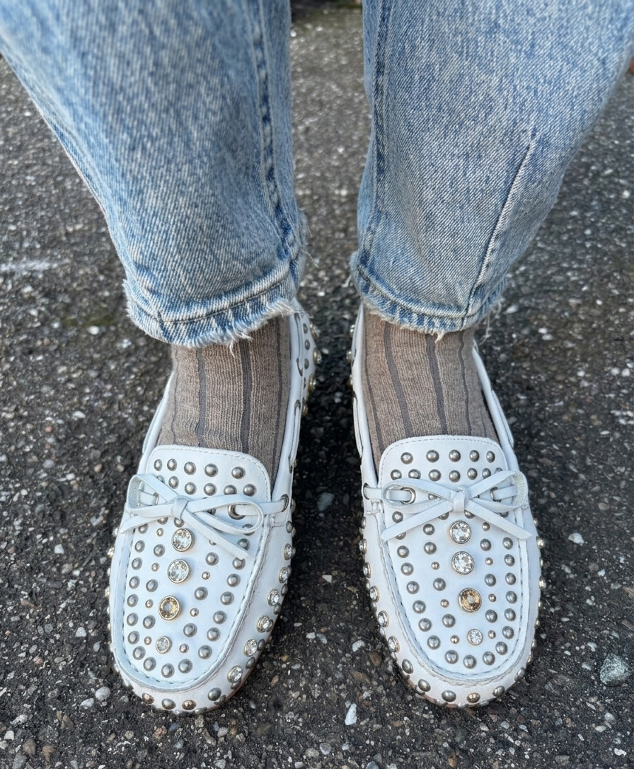 Mocassini indianini in pelle bianca con borchie e strass