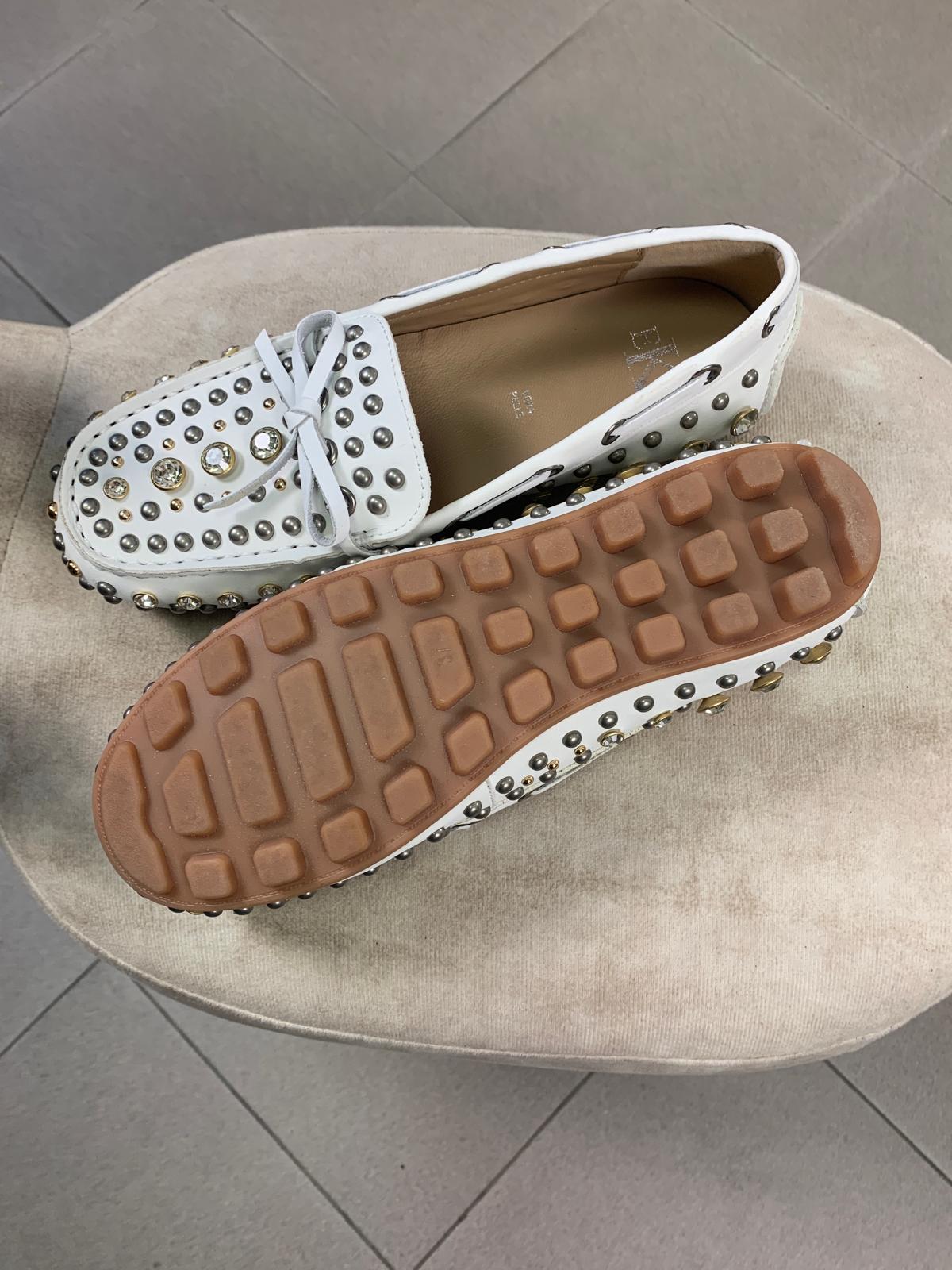 Mocassini indianini in pelle bianca con borchie e strass