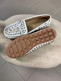 Mocassini indianini in pelle bianca con borchie e strass